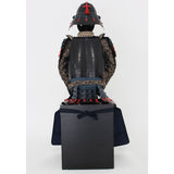 【O-055】Navy and red thread laced chest-fastened black barrel shoulder guards two-piece cuirass armor with twelve-plated helmet (hand-painted traditional lacquer finish)：紺赤糸威胸取黒桶側二枚胴具足・十二間兜（手時代塗）